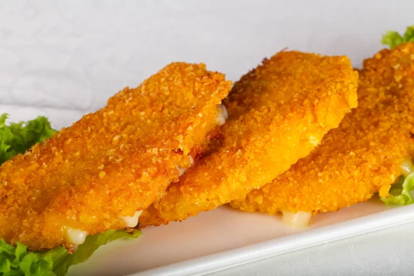 Geroosterde Kaas Met Salade Bladeren — Stockfoto