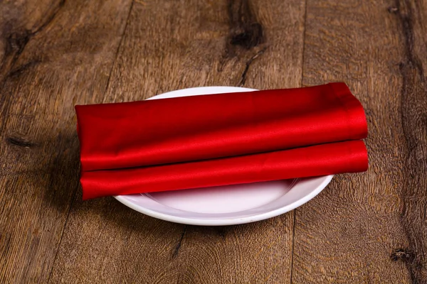 木製のプレートに赤いナプキン — ストック写真