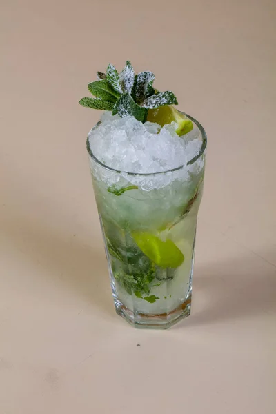 Mojito Mit Limette Und Minze — Stockfoto