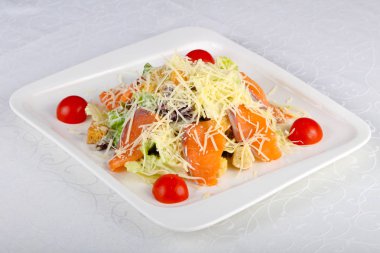 Sezar somon salata parmesan peyniri ile