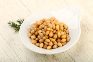 Dereotu şubesi ile kasede beyaz börülce