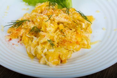 Sahanda yumurta beyaz plaka