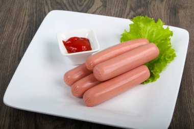 Salata ve ketçap ile sosis haşlama