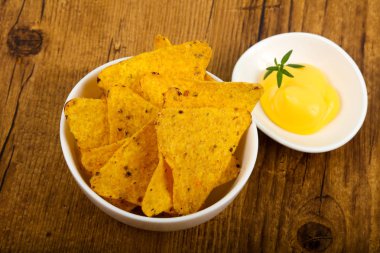 Nacho peynirli sos ile