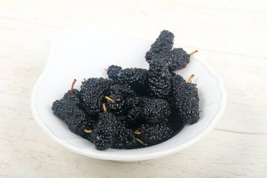 Siyah dut yığın beyaz plaka