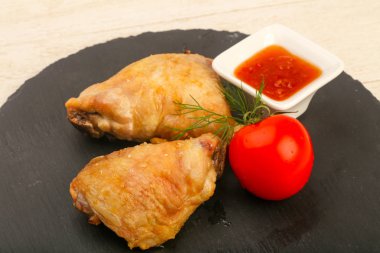 Fırında tavuk budu ve domates.