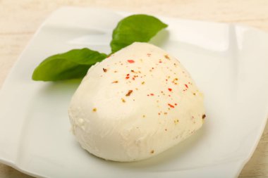 Fesleğen yaprakları ile Mozzarella peyniri