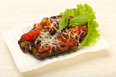 et ve peynir ile doldurulmuş patlıcan