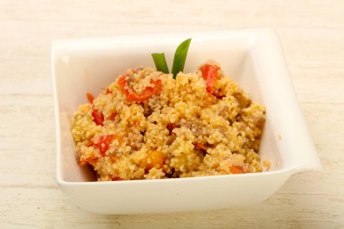 Etli ve sebzeli kuskus.