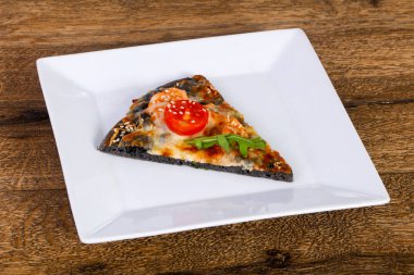 Karides ve roka ile pizza.