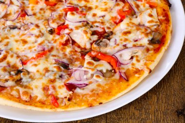 Sığır eti peynir ve soğan pizza