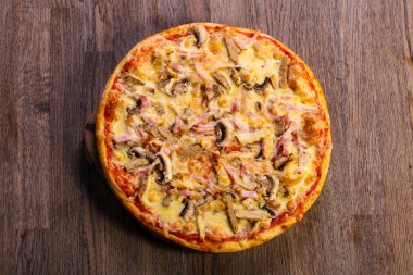 Jambon ve mantar pizza fesleğen hizmet