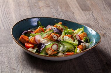 Izgara somon ve salatalık salatası