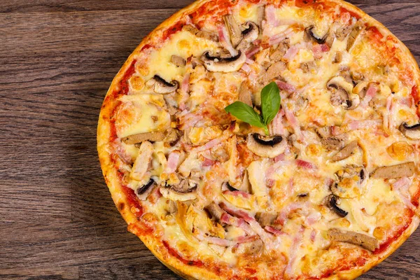 Jambon ve mantar pizza fesleğen hizmet