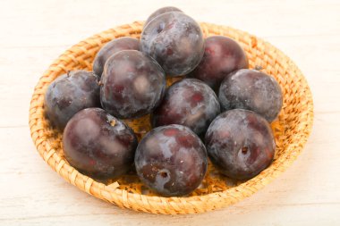 Ahşap zemin üzerinde olgun taze erikler