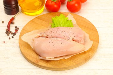 Biber yemek pişirmek için hazır çiğ tavuk göğsü