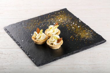 Tartı peynir krem ve badem ile