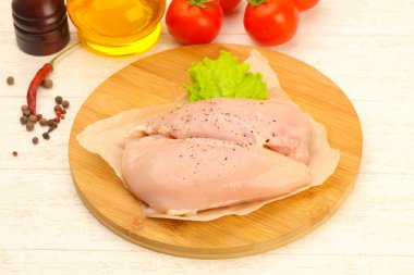 Biber yemek pişirmek için hazır çiğ tavuk göğsü