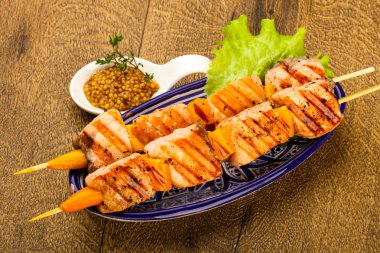 Dijon mustars soslu ızgara somon şiş