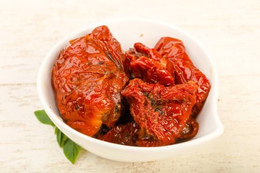 Fesleğen yapraklı kuru domates.