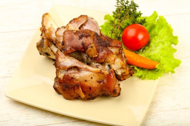 Kavrulmuş domuz diz dijon hardal sos ile