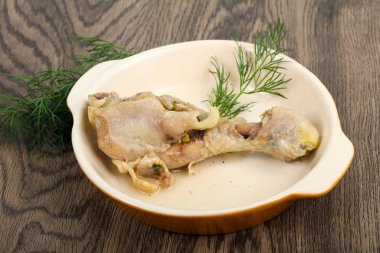 Dereotu servis haşlanmış tavuk budu