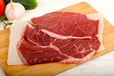 Ham sığır eti biftek yemek için hazır