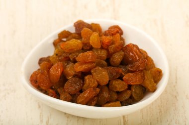 Hafif ahşap arka planda kuru üzüm yığını