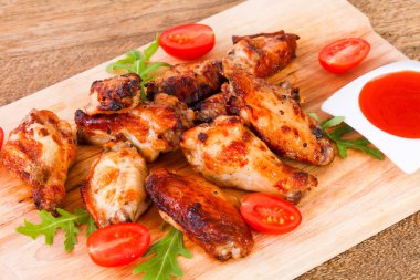 Soslu tavuk kanadı kavrulmuş