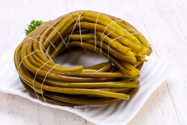 Kabın içinde turşu ramsons yığın