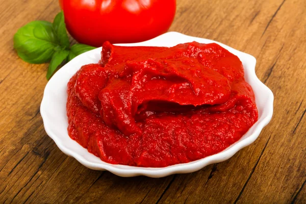 Tomato Paste Basil Leaves — Stock Photo, Image