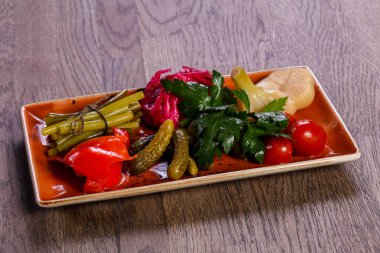 Maydanoz ile Turşu sebze tabağı karıştırın