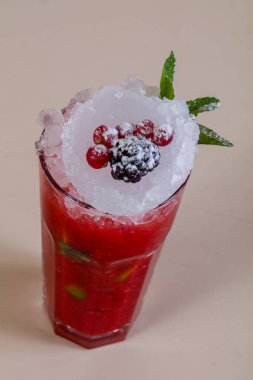 Nane yaprağı ile Berry güler yüzlü