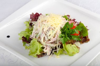 Jambon ve parmesan peyniri salatası