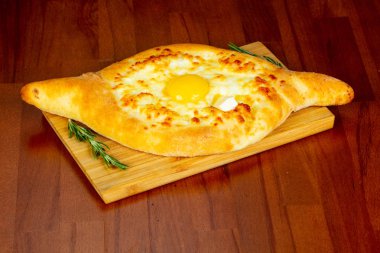 Beyaz traditinional khachapuri yumurta ile