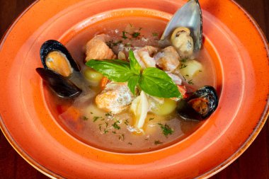 Fesleğen yaprakları ile deniz mahsulleri çorbası