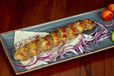 Tavuk kebabı soğan ve beyaz ekmek