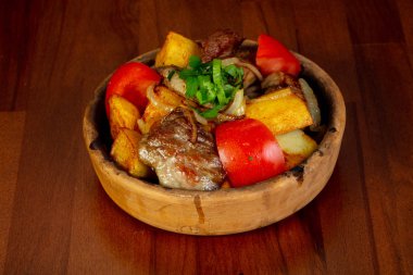 Kavrulmuş domuz eti ve sebze otlar ile