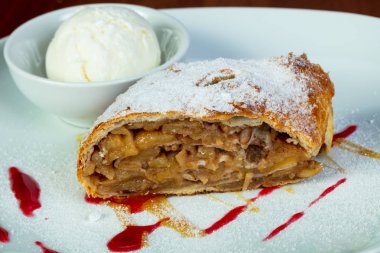 Apple strudel dondurma ve syrope ile
