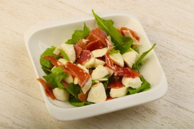 Salata proscuitto, mozzarella peyniri, rucola ve zeytin yağı