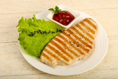 Baharatlar ve sos ızgara hindi biftek