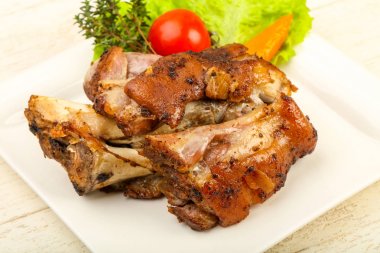 Kavrulmuş domuz diz dijon hardal sos ile