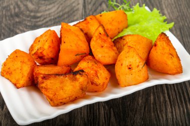 Otlu fırında patates.