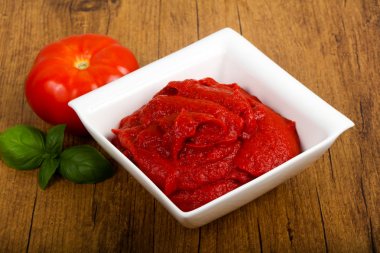 Domates salçası fesleğen yaprakları ile