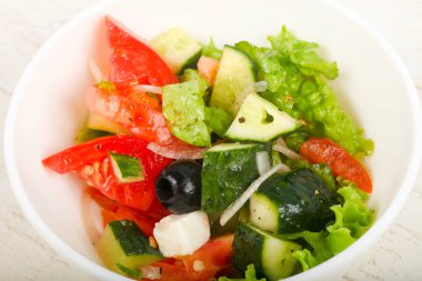 Zeytinli ve peynirli Yunan salatası