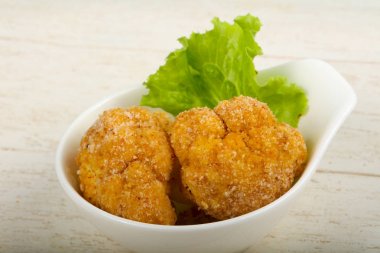 Ahşap arka plan üzerinde diyet gevrek karnabahar