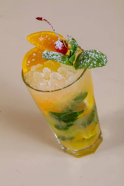 Narancsos Mojito Szolgált Cseresznye — Stock Fotó