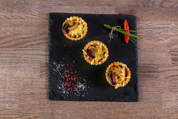 Canapé Com Cogumelos Assados Queijo — Fotografia de Stock