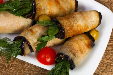 Patlıcan peynir ve dereotu ile rulo