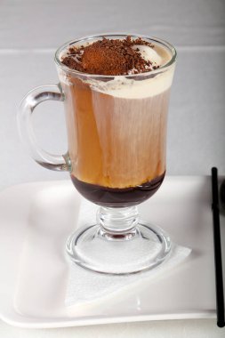 Sıcak kahve soğuk dondurma ile